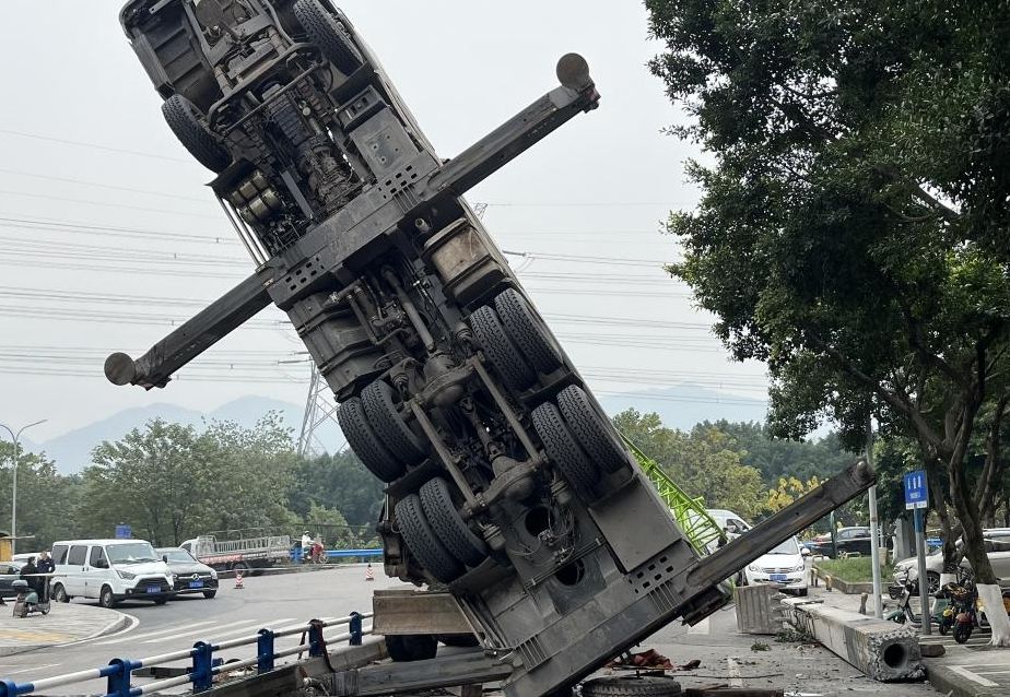 汽车吊车事故（吊车事故现场视频）