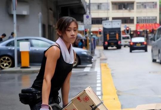 香港美女搬运工（香港美女搬运工与谭咏麟的歌）