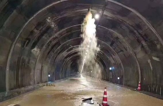 洛阳暴雨:隧道积水车辆被淹（洛阳隧道车祸）