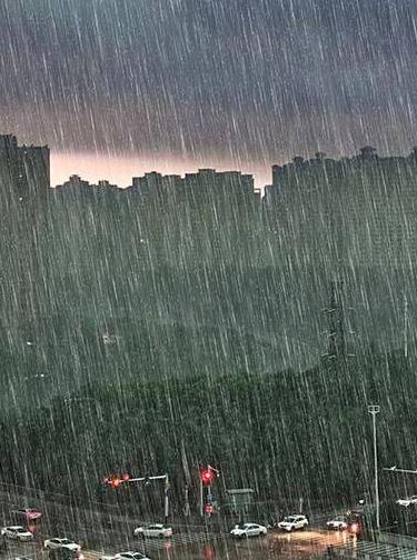 狂风暴雨是什么季节（狂风暴雨是啥季节）